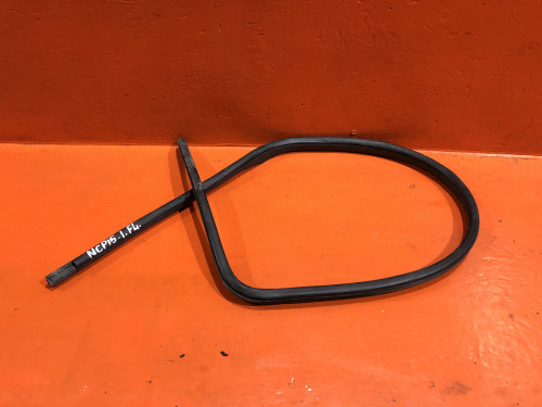 Уплотнитель двери передний левый TOYOTA VITZ *CP1*