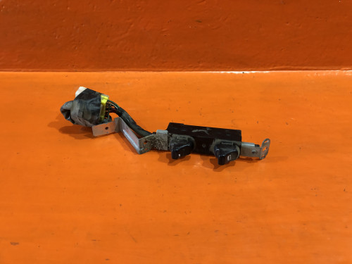 Кнопка стеклоподъемника передняя правая NISSAN AVENIR W10 	2541195N05