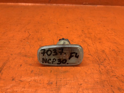 Повторитель в крыло TOYOTA ALTEZZA