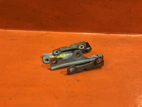 Петля капота левая MITSUBISHI DIAMANTE F1*/ F2* MB655621