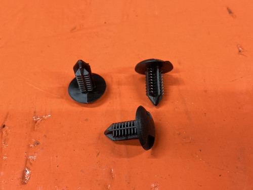 Клипса пластиковая TOYOTA ALLEX/RUNX *E12* KJ2168