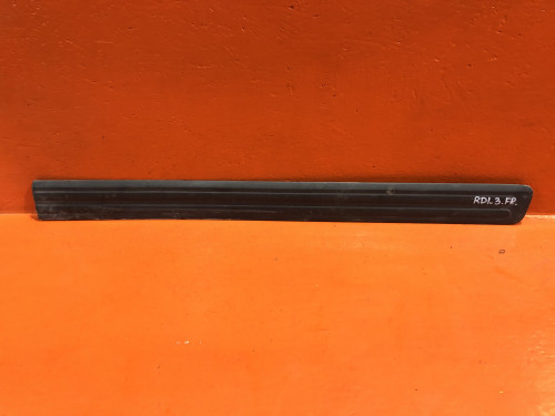 Молдинг передней правой двери HONDA CR-V RD1/2 75302-S10-003ZA