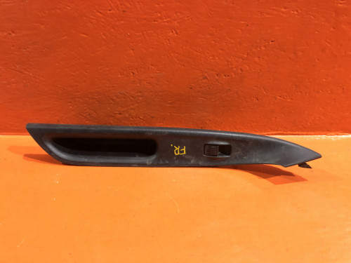 Кнопка стеклоподъемника передняя правая MAZDA 323 1998-2002 GE4T-66-370A