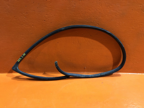 Уплотнитель двери передний правый MAZDA 323 1998-2002 BJ1V-68-911B43