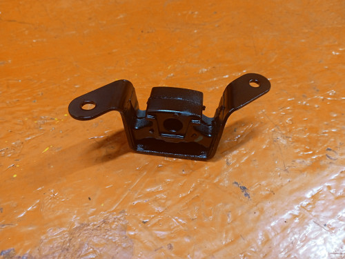 Крепление глушителя TOYOTA AVENSIS 1997-2003  R81757174430