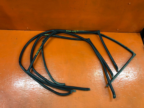 Уплотнитель двери задний левый MITSUBISHI GALANT E3* MB574465