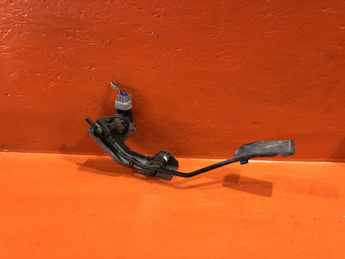 Педаль газа NISSAN LIBERTY *M12 18002-WF700