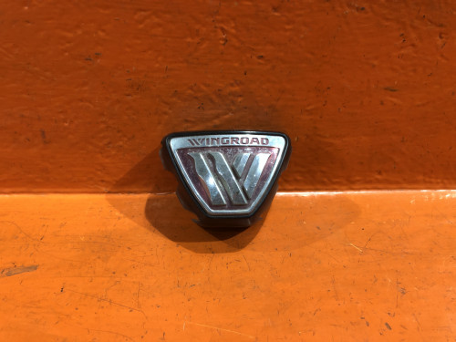 Эмблема решетки радиатора NISSAN WINGROAD Y10 62892-4H100