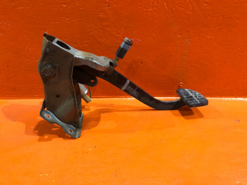 Педаль тормоза NISSAN PRAIRIE (M11) 1988-1994 4652035R10