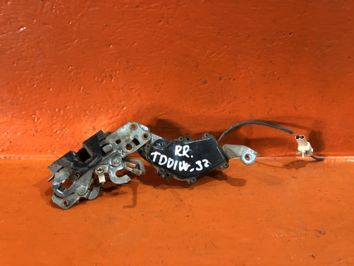 Замок двери задней правой SUZUKI ESCUDO TA01/11/31/51/TD01/11/31/51/61 8230158B00