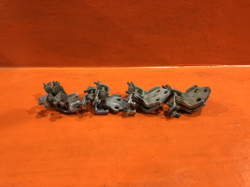 Петля двери передней правой MITSUBISHI DIAMANTE F3*/F4*